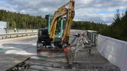Bild: jr
Ein Spezialunternehmen aus Oberbayern führt die Sanierungsarbeiten auf der Brücke über die Autobahn A93 zwischen Pechbrunn und Mitterteich aus.