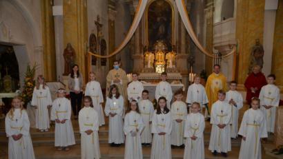 Bild: dob
Im Zeichen der Corona-Pandemie Erstkommunion zu feiern, verlangt allen Beteiligten eine gewisse Verantwortung gegenüber der Mitmenschen ab. Trotzdem ein ganz großer Tag für die 18 Erstkommunikanten, die den Reigen am Tag der Deutschen Einheit eröffnen und mit viel Sonne und blauem Himmel belohnt wurden.