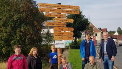 Bild: gis
Der Schilderbaum steht jetzt auf dem 50. Breitengrad: (stehend von links) Ortsentwicklungsgruppen-Sprecherin Manuela Hornung, Christina Braun, Reinhold Sebald, Alfons Klingel, (knieend) Heike mit Sohn Finn (von der Grundstücksbesitzer-Familie Bauer) und Zweiter Bürgermeister Bernhard Kraus.