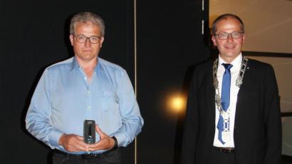 Bild: stg
Ortssprecher a.D. Markus Schwab (links) erhielt von Bürgermeister Roman Schäffler ein Abschiedsgeschenk.