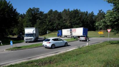 Archivbild: Stephan Huber
So kennt man die Einmündung der AS 30 in die Staatsstraße 2238 beim Industriegebiet Nord: Oft wird beim Einfahren in die Staatsstraße der Verkehr unterschätzt, dann kracht es.