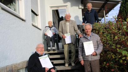 Bild: prh
Nachdem die Jahreshauptversammlung der Siedler mit Ehrungen durch die Corona-Pandemie bedingt ausgefallen ist, trafen sich stellvertretend für alle Geehrten die Ehrenmitglieder und Ehrenvorsitzenden Josef Gleißner, Alfons Hecht, Heinrich Bierl und Helmut Schwarz (von links) mit dem Vorsitzenden Arthur Weber (hinten, rechts). Auch die restlichen Geehrten wurden vom Vorstand persönlich besucht.