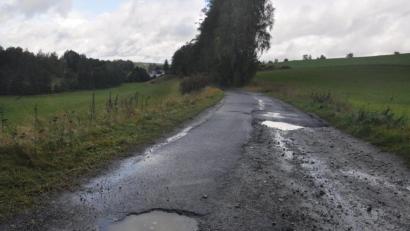 Bild: ws
Die Straße von Naab zum Waldrand Richtung Blockhütte ist in schlechtem Zustand. Die Fahrbahn soll jetzt eine neue Asphaltdecke erhalten.