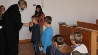 Bild: kro
Pfarrerin Stefanie Schön lud in Waldsassen das erste Mal Kinder und Jugendliche zum Abendmahl ein.