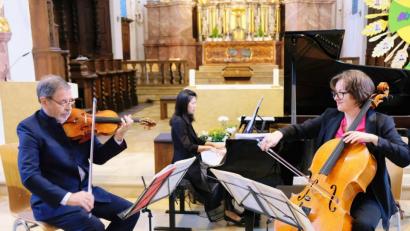Bild: do
Ein trauernder Dmitri Schostakowitsch trifft in Speinshart auf einen humorvollen Ludwig van Beethoven: Das weltweit agierende Ensemble "New Cologne Piano Trio Shanghai" versteht es, ganz unterschiedliche Klangwerke der weltberühmten Komponisten beim Rosenkranzfest in einer mitreißenden Interpretation zu vereinen.