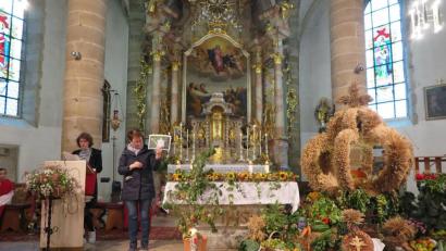 Bild: jzk
„Wer muss zusammenhelfen, damit aus den Apfelblüten einmal saftige Äpfel mit roten Bäckchen werden?“ fragten zwei Mütter.