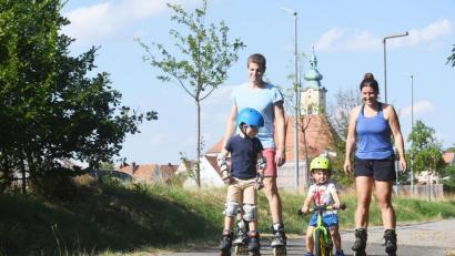 Bild: Gabi Schönberger
Neudeutsch ist bei Ferien daheim gern von Quality-Time mit der Familie die Rede. Diese Neustädter nutzen ihre Freizeit vor der Kulisse der Pfarrkirche St. Georg auf dem Bocklweg.