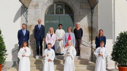 Bild: bsc
Nach dem Festgottesdienst stellten sich Pfarrer Joseph (hinten Mitte), die Lehrer Stefan Müllbauer (hinten links) und Claudia Wölke (hinten rechts), die Betreuer und Tischmütter (mittlere Reihe von links) Roland Zeitler, Claudia Paukner, Christine Schraml und Tanja Tretter-Wöhrl mit den Kommunionkindern zum Erinnerungsfoto.