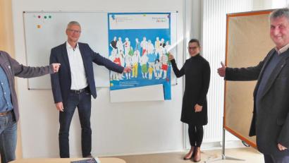 Bild: Bühner
Das Bundesprogramm "Demokratie leben" macht sie möglich. Die zweite gemeinsame Demokratiekonferenz am 22. Oktober 2020 stellen vor (von links) Martin Neumann und Arno Speiser als Vertreter des Landkreises Neustadt/WN, Theresa Weidhas vom Jugendforum Weiden und Herbert Schmid von Arbeit und Leben.