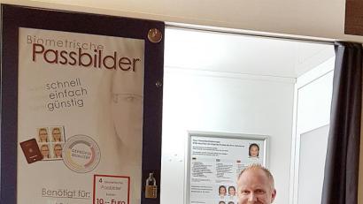 Bild: ads
Bürgermeister Marcus Eichenmüller testet als erster den modernen Passbildautomaten, der nun im Eingangsbereich des Schnaittenbacher Rathauses steht.