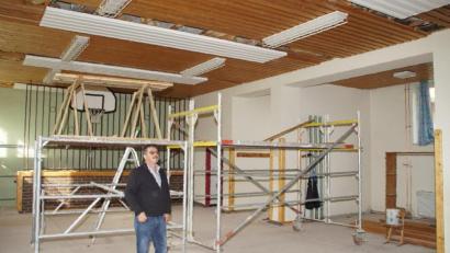 Bild: mmj
Bürgermeister Manfred Dirscherl nimmt die Arbeiten an der ehemaligen Schule in Weiding in Augenschein. In der Turnhalle werden demnächst die Deckenheizkörper eingebaut.