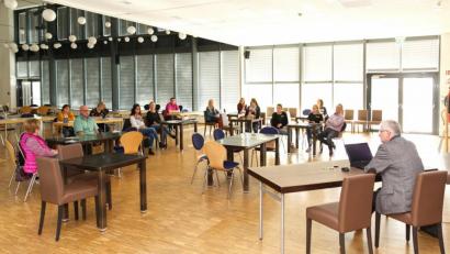 Bild: njn
Wie die örtlichen Musikvereine und -gruppen zukünftig ihre Nachwuchsarbeit koordinieren, wurde unter anderem beim Treffen in der Stadthalle besprochen. Mit auf dem Bild die Vertreter der Vereine sowie der Kindertagesstätten und Bürgermeister Johannes Reger (rechts).