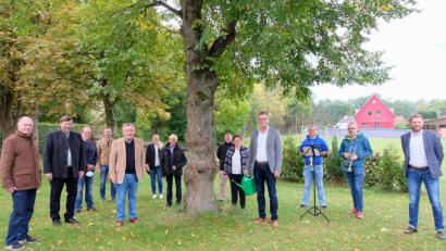 Bild: u
Die vor 30 Jahren von der CSU im Josefshausgarten gepflanzte Wiedervereinigungs-Linde ist mächtig gewachsen. Davon überzeugen sich die CSUler bei einem Gedenkakt (von links): Alt-Bürgermeister Helmut Rösch, Martin Meier, Hans-Jürgen Schönberger, Dritter Bürgermeister Hermann Gebhard, Ehren-Vorsitzender Werner Schulz, Michaela Meier, Alfred Härtl, Martin Merkl, Zweite Bürgermeisterin Bärbel Birner, Bürgermeister Hermann Falk, Maximilian Stein, Gunter Leipert und Fraktions-Vorsitzender Christian Gnan.