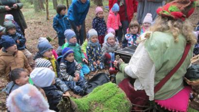 Bild: bk
Mit viel Lachen und Spielfreude genossen die begeisterten Kinder die aufregende Zeit mit Pimperella Pumpelsack im Wald.