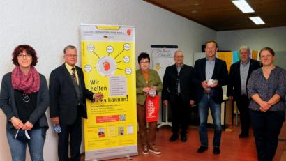Bild: Stephan Huber
Sandra Grampp (von links) arbeitet seit Juni 2019 für den Bundesverband Schädel-Hirnpatienten in Not. Künftig wird ihre Stelle vom Bezirk Oberpfalz gefördert. Darüber freuen sich Vorsitzender Armin Nentwig, Bezirksrätin Brigitte Scharf, Winfried Franz (Vorsitzender der SPD-Kreistagsfraktion), Bezirksrat Richard Gaßner und das Amberger SPD-Führungsduo Dieter Weiß und Simone Böhm-Donhauser.