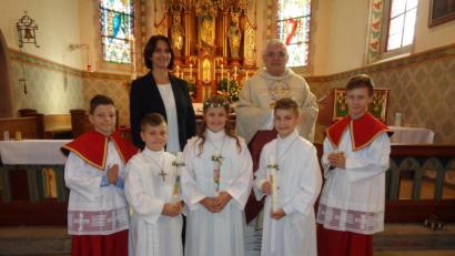 Bild: amö
Pfarrer Eugen Wismeth mit Rektorin Christine Losch und den Erstkommunikanten Benjamin Götz, Lina Schafbauer und Daniel Kiener (von links).