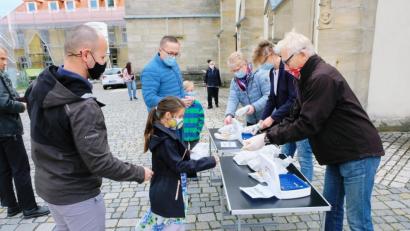 Bild: do
Der Minibrot-Stand ist gut besucht. Den Verkauf organisiert Pastoralreferent Alfred Kick (rechts) gemeinsam mit Eltern der Ministranten.