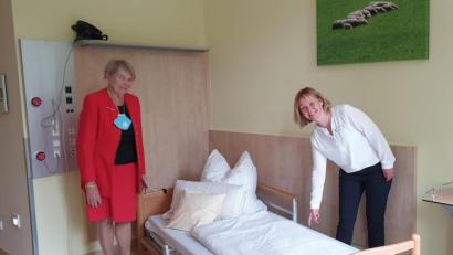 Bild: Hospiz Sankt Felix / exb
Hospiz-Leiterin Susanne Wagner (rechts) freut sich über das vom Hilfswerk Adventslicht gespendete Niederflurbett und bedankt sich bei Adventslicht-Initiatorin Renate Freuding-Spintler.