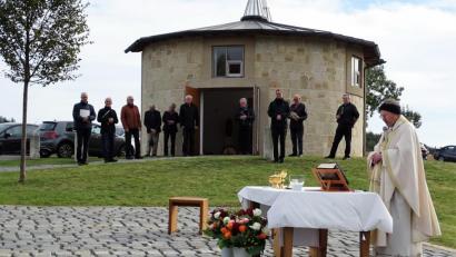 Bild: hl
Der Männergesangverein aus Waldsassen (hinten) begleitete den von Pfarrer Heribert Stretz (rechts) gestalteten Gottesdienst vor der Kapelle. 	Bild: hl