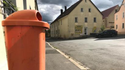 Bild: Gabi Schönberger
Eben noch weg, nun wieder gereinigt zurück ist dieser Müllbehälter im Ortskern von Neunkirchen. Der Bauhof kümmert sich gerade um die Großreinemach-Aktion.