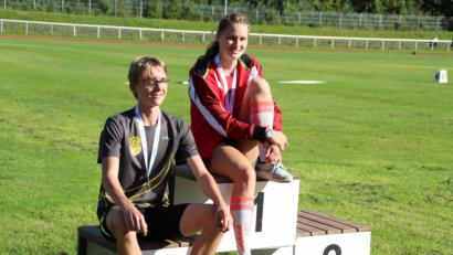 Bild: pbe
Ganz oben auf das Siegerpodest schaffte es bei den bayerischen Mehrkampfmeisterschaften in der Leichtathletik Magdalena Müller (rechts), Marten Lippold belegte in seinem Wettkampf den zweiten Platz.