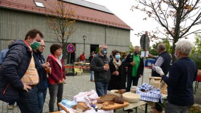 Bild: bey
Hans Dütsch, Hobby-Brotbäcker, erklärt den Besuchern die Geheimnisse beim Umgang mit Sauerteig