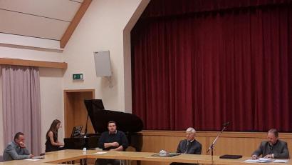 Bild: ld
Eine Festsitzung hatte Bürgermeister Bernhard Schindler anberaumt, die auch der Verabschiedung der ausgeschiedenen Gemeinderäte diente. Den Abend gestaltete Luisa Hofmann mit Klavierstücken musikalisch.