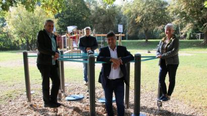 Bild: sne
Bürgermeister Edgar Knobloch (vorne) vertraut das Wohl der Senioren künftig Gerhard Stümpfl (FW/links), Thomas Mayer (CSU/Zweiter von links) und Conny Spitaler (SPD/rechts) an. Ein mögliches Thema ist die Betonung des bestehenden Seniorenspielplatzes im Stadtpark.