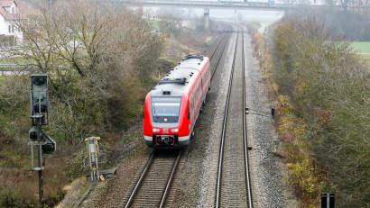 Bild: Hösamer
Die Bahnstrecke Hof-Regensburg - im Bild ein Abschnitt bei Schwandorf - soll elektrifiziert werden. Bei persönlichen Terminen konnten sich Interessenten über das Thema informieren.
