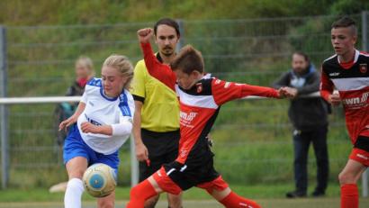 Bild: Andreas Brückmann
Mit energischem Einsatz versucht der Neumarkter Spieler (rotes Trikot) die Raigeringerin Matilda Lacher am Schuss zu hindern.