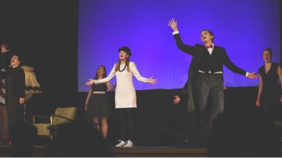 Bild: Tobias Schwarzmeier
Mit Szenen aus Erfolgsproduktionen, wie hier aus Cabaret, begeistern die LTO-Darsteller (von links) Doris Hofmann, Ronja Künkler, Sophia Janner, Linde Hammer und Theresa Weidhas die geladenen Gäste der Jubiläumsgala.