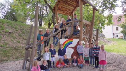 Bild: ohr
Die Außenanlage des Kindergartens St. Michael in Weidenthal, Gemeinde Guteneck, erhält ein neues Gesicht. Dank Unterstützer und vieler fleißiger Helfer entsteht ein kleines Naturparadies. Auch innen tut sich einiges.
