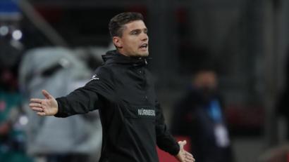 Bild: Daniel Karmann/dpa
"Es ist sehr ärgerlich, dass wir drei Tore in der Box kassiert haben", sagt Nürnbergs Trainer Robert Klauß nach dem 2:3 gegen den SV Darmstadt 98. Gerade das habe man in den vergangenen Partien besser verteidigt.