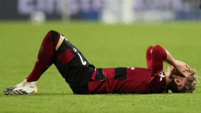 Bild: Daniel Karmann/dpa
Eben noch Torschütze zum wunderbaren 1:0 und nach etwas mehr als 90 Minuten der Unterlegene: Robin Hack ist am Boden zerstört.
