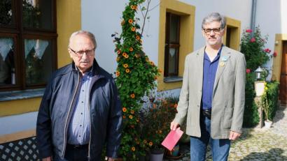 Bild: do
Im Wissen um das Leid vieler Betroffener übergibt Johann Mayer aus Speinshart (rechts) an den stellvertretenden Vorsitzenden der Kinderkrebshilfe in der Region Oberpfalz Nord, Andreas Steinl, eine Geldspende von 500 Euro.