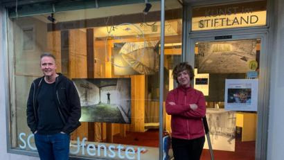 Bild: Annette Spreitzer/exb
Susanne Neumann und Robert Christ vorm "Schau-Fenster" des Kunstprojekts Badehaus Maiersreuth in der Prinzregent-Luitpold-Straße in Waldsassen.