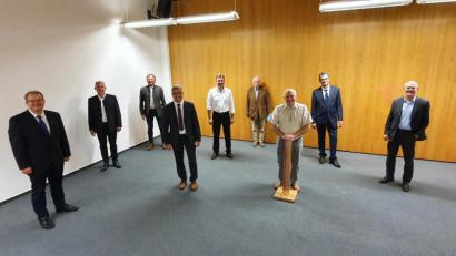 Bild: Wigbert Stangl/exb
Obermeister Michael Zinnbauer (von links), Prüfungsausschussmitglied Edgar Heuberger, Stellvertretender Landesinnungsobermeister Arnold Pöppl, Prüfungsvorsitzender Anlagenmechaniker Thomas Steinbacher, Prüfungsvorsitzender Spengler Hans Ebenburger, Ehrenmitglied Hans Baier, Prüfungsausschussmitglied Josef Andree, Kreishandwerksmeister Ernst Maler, Regionalleiter IKK Classic Südbayern Klaus Kamitz blicken auf der Jahreshauptversammlung der Spengler-Innung auf das vergangene Jahr zurück.