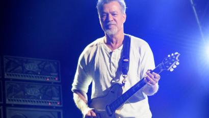 Bild: Igor Vidyashev
Eddie van Halen steht mit der Band Van Halen 2015 bei einem Konzert in Kanada auf der Bühne. Mit seiner Gitarre hat Eddie van Halen die Rockmusik geprägt. Foto: Igor Vidyashev/ZUMA Wire/dpa