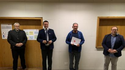 Bild: Wolfgang Dantl/exb
Die BRK-Spitze mit Otto-Josef Langenhan (links) und Joachim Seeliger (rechts) sowie Landrat Thomas Ebeling (Zweiter von links) würdigten die Verdienste Dieter Gülls (Dritter von links).