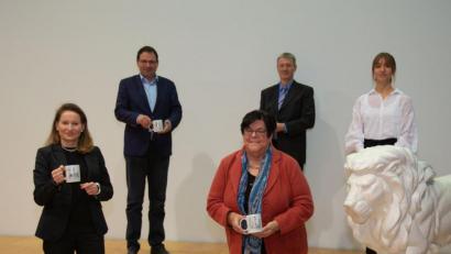 Bild: Andreas Gießler/Porzellanikon/exb
Direktorin Anna Dziwetzki, Landtagsabgeordneter Martin Schöffel, FGV-Vorsitzende Monika Saalfrank, FGV-Geschäftsführer Stefan Lorke und Alexandra Oppitz (von links) freuen sich über die Kooperation.