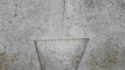 Bild: Paul Basler/exb
Jahrzehnte übersehen wurde das „Tatzenkreuz-Fragment“ in der Friedhofsmauer. Die Aufnahme stammt aus dem Jahr 2009.