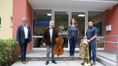 Bild: bjp
Hier spielt die Musik jetzt noch harmonischer: Dank eines Kleinprojekte-Zuschusses der ILE-Region Vierstädtedreieck (Zweite von rechts: Regionalmanagerin Annika Schreier) konnte die regionale Musikschule (Zweiter und Vierter von links: die Schulleiter Joachim Steppert und René Bauer) mehrere Instrumente anschaffen. Darüber freut sich auch Bürgermeister Bernhard Stangl (links).