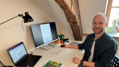 Bild: exb
Felix Keilwerth (Bild) hat mit seiner Kollegin Julia Baumer eine Aktion ins Leben gerufen. Die beiden Lehrer wollen, dass die Schüler Briefe an Bewohner von Seniorenheimen schicken.
