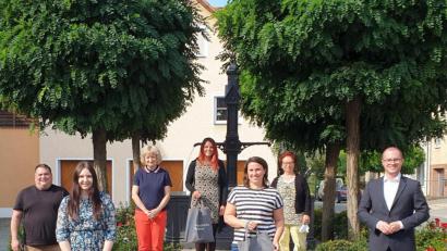 Bild: jzk
Zu einer Besprechung über die Aktion „Die G'sundheitsbotschafter“ trafen sich: Regionalmanager Florian Rüth, Daniela Peintinger, Geschäftsführung Gesundheitswesen, Claudia Massenbichler, Jessika Wöhrl-Neuber, Tanja Franz, Marianne Fütterer und Professor Steffen Hamm (von links).