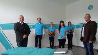 Bild: amö
Dekan Alfons Kaufmann (von links) segnete die neuen Praxis Räume von Martin Ebenhöch, Christiane Koch, Majda Hildebrand und Ulrike Ferstl. Der Zweite Bürgermeister Egbert Völkl gratulierte.