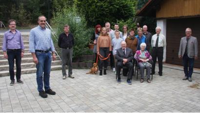 Bild: wro
Seinen 90. Geburtstag feierte Gottfried Hecht im Fuchsmühler Hotel Hackelstein. Es gratulierten Familie und Geschwister. Glückwünsche überbrachten auch Markus Stengl, Wolfgang Gründl und Günther Brandl im Namen der Kleintierzüchter (von links). Für den Markt Wiesau gratulierte Bürgermeister Toni Dutz (rechts).