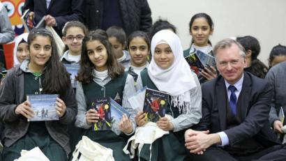 Bild: Orienthelfer e.V./exb
Buchverteilung im Libanon