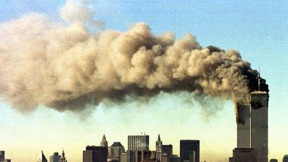 Archivbild: agentur_dpa
Ein Bild, das sich den Menschen eingebrannt hat. Die Türme des World Trade Centers in New York stehen am 11. September 2001 in Flammen. Später fielen beide zusammen, nachdem sie von entführten Passagierflugzeugen getroffen worden waren.