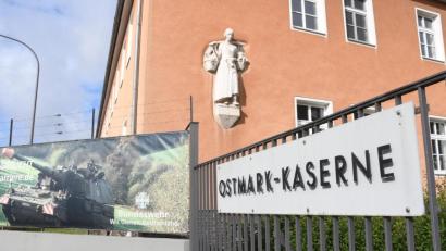 Bild: Gabi Schönberger
Die Tage für dieses Namensschild sind wohl gezählt: Die Ostmark-Kaserne soll bald anders heißen.