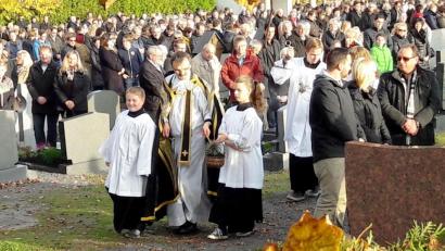 Archivbild: njn
Dicht an dicht zur Gräbersegnung. Szenen wie diese hier in Erbendorf mit Pfarrer Martin Besold soll es heuer keinesfalls geben, wünschen sich Pfarreien und Bürgermeister.